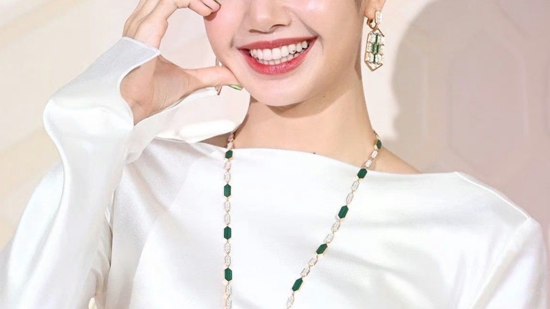 Lisa蔡徐坤Met Gala惊喜握手，亚洲顶流红毯同框引爆热搜